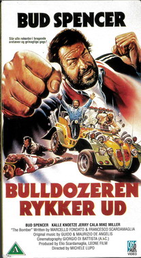 BULLDOZEREN RYKKER UT (VHS) DANMARK